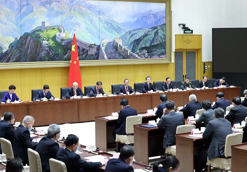 李強總理主持召開國務院第一次全體會議