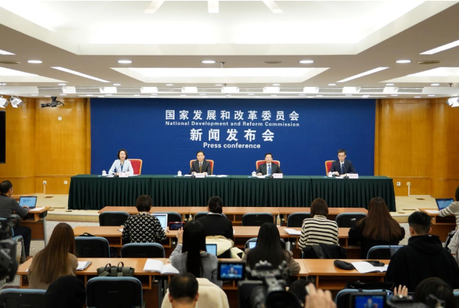 中國光伏、風電產業分別貢獻了全球市場超過75%的光伏組件和70%的風電關鍵零部件